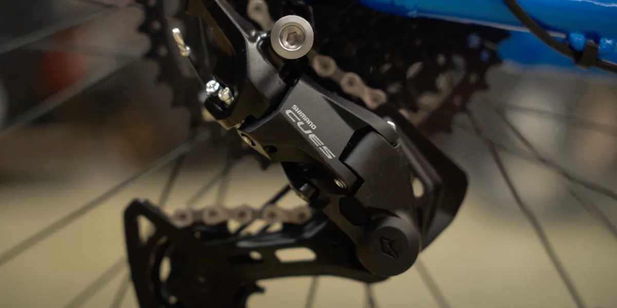  качественная трансмиссия Shimano Cues на 9 скоростей