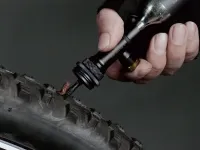 Ремкомплект/насос Topeak Tubi Master X, 2-in-1 tubeless tire repair kit w/one 25g CO2 cartridge and disc insertion spacer, strap mount 3