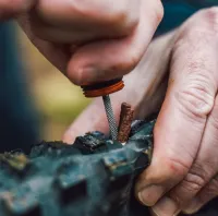 Ремкомплект для бескамерки Peaty's Holeshot Tubeless Puncture Plugger Kit Bourbon 3