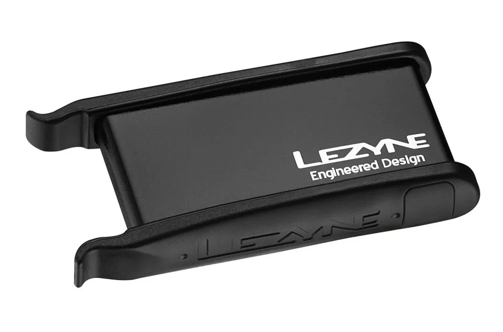 Набір Lezyne LEVER KIT, 6 безклеєвих латок, 2 бортировки, скребок, алюмінієвий кейс